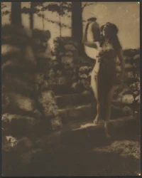 Danzatrice con brocca su gradini di pietra