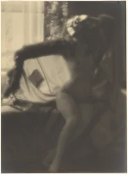 [Nudo femminile seduto sul letto]