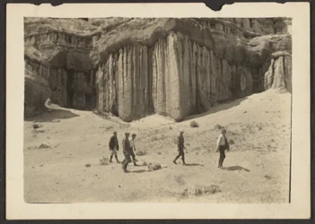 [Figure in un paesaggio desertico]