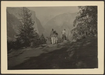 Figure in un paesaggio montano