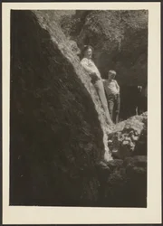 [Figure alla luce del sole sulle rocce]