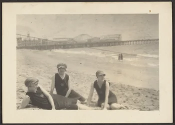 [Figure sulla spiaggia vicino al molo di Santa Monica]
