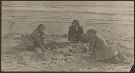 [Figure su una spiaggia]