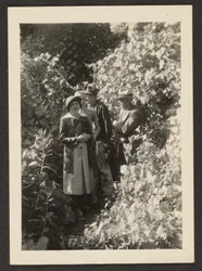 [Fleckenstein, Florence, e i suoi figli nel bosco].