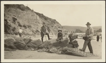 [Fleckenstein con la macchina fotografica e la famiglia in spiaggia].