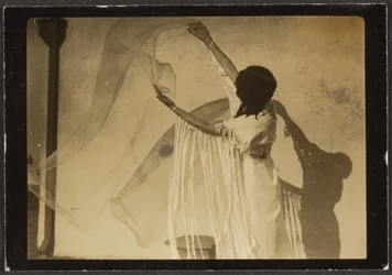 [Florence danza in costume nativo americano]