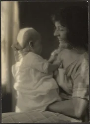 Florence tiene in braccio un bambino