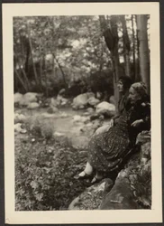 [Florence e la signora Fleckenstein presso il ruscello della foresta].