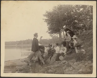 [Ritratto di gruppo in riva al lago]