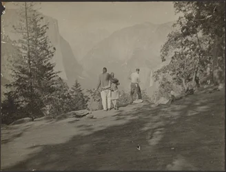 [Gruppo di escursionisti che guardano la vista]