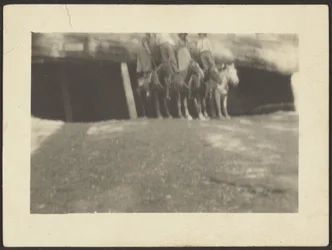 [Gruppo di persone a cavallo]