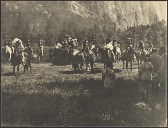 [Gruppo a cavallo con nativi americani in abiti tradizionali]