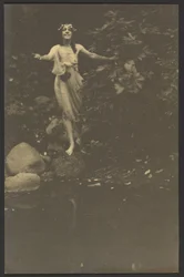 [Donna seminuda sulla riva di uno stagno]