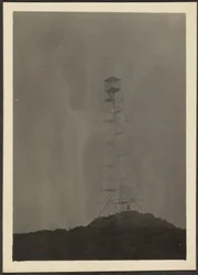 [Paesaggio con torre elettrica]