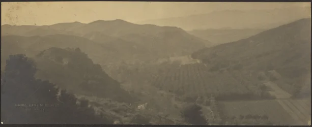 [Paesaggio con montagne e fattorie]