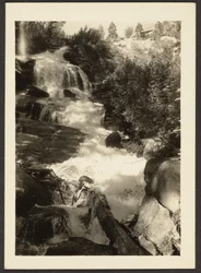 [Paesaggio con cascata]