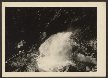 [Paesaggio con cascata]