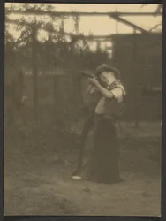 [Bambino che gioca a fare il cowboy]