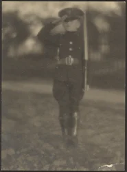 [Ragazzo in uniforme]