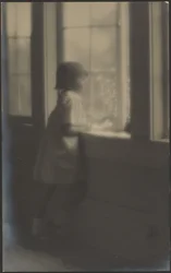 [Bambina che guarda fuori dalla finestra]