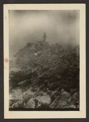 [Uomo in cima a un cumulo di rocce]