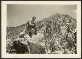 [Uomo in cima alle rocce]