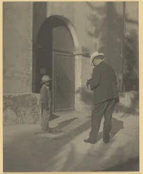 Uomo che fotografa un bambino povero