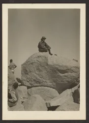 [Uomo seduto sulle rocce]