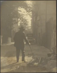 [Un uomo che cammina per strada]