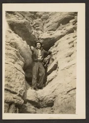 [Uomo tra le rocce]