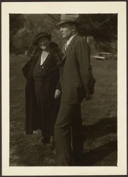 [Uomo e donna in piedi nell