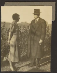 [Uomo e donna alla siepe]