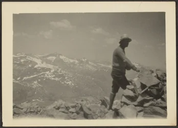 [Uomo in un paesaggio montano]