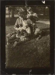 [Uomo con bambini e cuccioli in cortile]