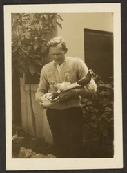 [Uomo con piccioni]