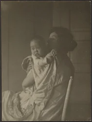 [Madre che tiene il bambino sulla sedia]