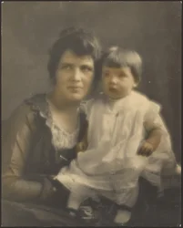 [Madre e bambino in abito bianco]