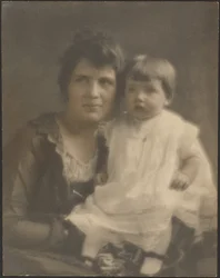 [Madre e figlio in abito bianco]