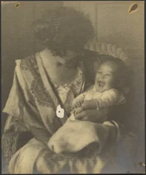 [Madre in abito ricamato con il neonato]