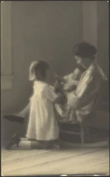 [Madre in dondolo con bambini]