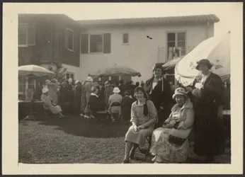 [La signora Fleckenstein e Florence a una festa in giardino]
