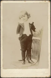 [Ritratto di bambino in piedi su una sedia]