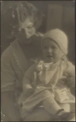 [Ritratto di madre con il bambino in grembo]