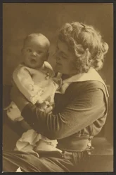 [Ritratto di madre che sorride al figlio]
