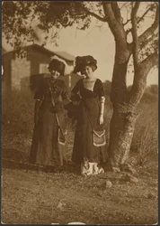 Ritratto di due donne eleganti nel cortile sul retro
