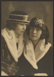 [Ritratto di due donne con cappelli con bordatura bianca]