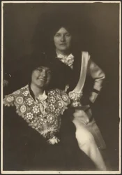 [Ritratto di due donne in abiti ornamentali].
