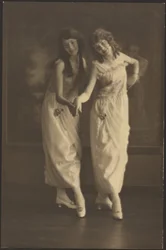 [Ritratto di due giovani donne in abiti coordinati].