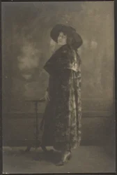 [Ritratto di donna in cappotto lungo davanti all