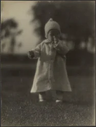 [Ritratto di un bambino con il cappotto]